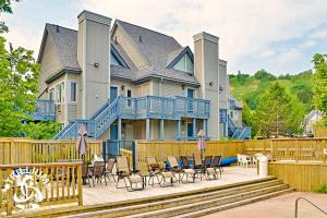 Mountainview Loft at North Creek Resort في الجبال الزرقاء: منزل كبير مع شرفة مع كراسي