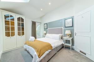 1 dormitorio con 1 cama con manta amarilla en Unique 3 Beds 2 Baths Abbey Rd St John's Wood en Londres
