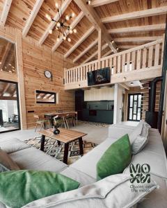 uma sala de estar com um sofá e uma mesa em MOKHY Chalet & Nature em Vorokhta