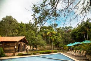 A piscina localizada em Serra do Ibitipoca Hotel de Lazer ou nos arredores