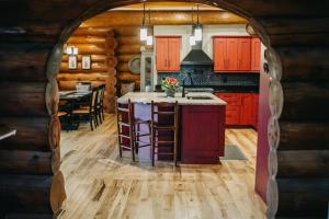 Una cocina con arco en una cabaña de troncos. en The Lodge at Lakeshore, en Belle River 5 fotos más