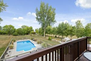 una piscina en la parte superior de una terraza en un balcón en The Lodge at Lakeshore, en Belle River