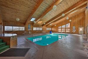 einem großen Innenpool in einem Holzgebäude in der Unterkunft Beech Mountain Condo with Community Pool and Game Room in Beech Mountain
