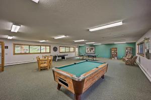 Beech Mountain Condo with Community Pool and Game Room内的一张台球桌