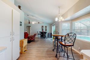 Posezení v ubytování Spacious home with enclosed pool, open layout, washer/dryer, internet, & AC