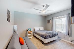 Postel nebo postele na pokoji v ubytování Spacious home with enclosed pool, open layout, washer/dryer, internet, & AC + 13 fotografií