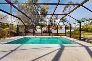 Bazén v ubytování Spacious home with enclosed pool, open layout, washer/dryer, internet, & AC nebo v jeho okolí