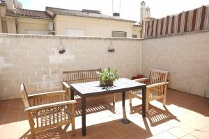un patio con mesa y 4 sillas en Gran casa ideal para familias en Atarfe