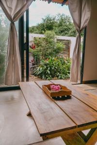 un tavolo in legno con un vassoio di fiori di La Floristería a Palomino