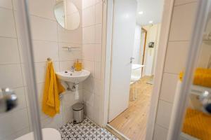 ein weißes Badezimmer mit einem Waschbecken und einem Spiegel in der Unterkunft 2 bedroom apartment in the Dob street, Emerald in Budapest