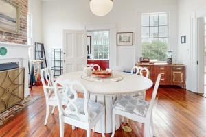 Un comedor blanco con una mesa y sillas. en Golden Hour, en Wilmington 23 fotos más