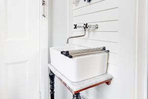 lavabo blanco en un baño junto a una puerta en Golden Hour, en Wilmington