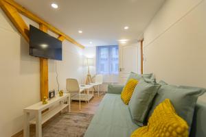 ein Wohnzimmer mit einem grünen Sofa und gelben Kissen in der Unterkunft 2 bedroom apartment in the Dob street, Emerald in Budapest