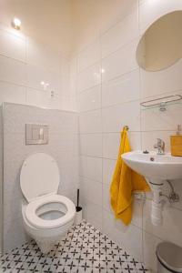 ein Bad mit einem WC und einem Waschbecken in der Unterkunft 2 bedroom apartment in the Dob street, Emerald in Budapest