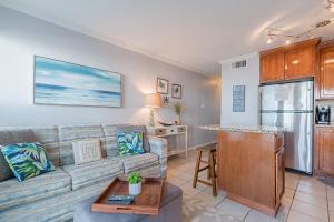 Kuchyň nebo kuchyňský kout v ubytování Octopus Gardens Private Boardwalk to the Beach Great Gulf views