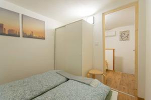 Schlafzimmer mit einem Bett und einer Glasschiebetür in der Unterkunft 2 bedroom apartment in the Dob street, Emerald in Budapest