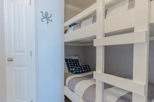 Postel nebo postele na pokoji v ubytování Octopus Gardens Private Boardwalk to the Beach Great Gulf views + 20 fotografií