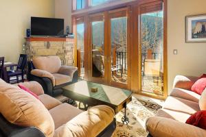 Телевизор и/или развлекательный центр в Antlers Gulch Townhomes #71