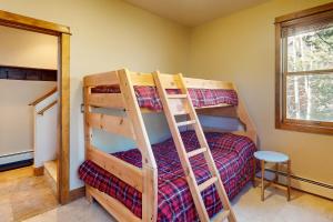 Кровать или кровати в номере Antlers Gulch Townhomes #71