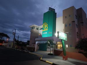 un signe néon devant un hôtel dans l'établissement GB Hotéis Foz, à Foz do Iguaçu