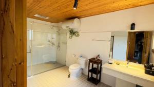 y baño con ducha, aseo y lavamanos. en New Fragrant Hui Villa, en Yi