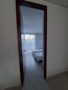 uma porta para um quarto com uma cama num quarto em Quinta la Rivera Villavicencio em Villavicencio