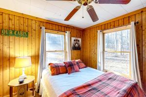 een slaapkamer met een bed en een raam bij Piney Bear Cabin in Swanton