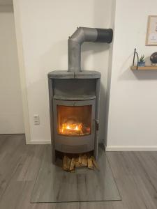 a stove with a fire in a room at Modernes Apartment mit Whirlpool & Gartensauna in Geisenheim