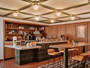 um bar com bancos e mesas num restaurante em Romer Hell's Kitchen em Nova York