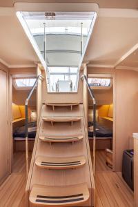 ein Zimmer mit Etagenbetten und einer Leiter in einem winzigen Haus in der Unterkunft Yacht Psari in Thessaloniki