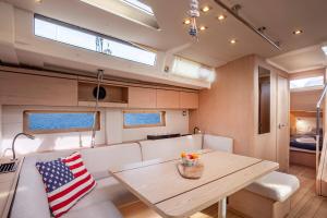 Yacht Psari في سلانيك: مطبخ وغرفة معيشة قارب مع طاولة