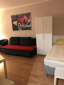 ein Wohnzimmer mit einem Sofa und einem Bett in der Unterkunft Apartament Józefa in Toruń