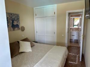 Postel nebo postele na pokoji v ubytování Beach apartment Patalavaca + 20 fotografií