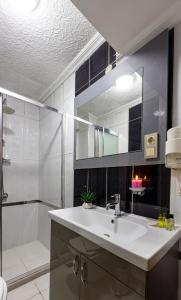 Koupelna v ubytování LINNGA HOTEL & SUITE + 60 fotografií