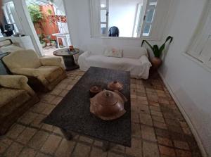 ein Wohnzimmer mit Tisch und Couch in der Unterkunft Occa Búzios in Nísia Floresta + 29 Fotos