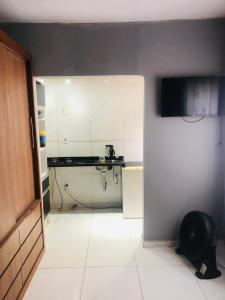 馬里卡的住宿－Kitnet dos Alves，一个带水槽和柜台的小厨房