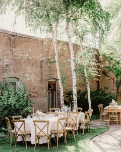 una mesa para una boda con mesas y sillas blancas en The Rochester Hotel, en Durango