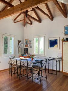 ein Esszimmer mit Tisch und Stühlen in der Unterkunft La casa tra gli alberi e il cottage in Fiskardo + 16 Fotos