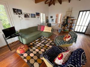 ein Wohnzimmer mit Sofa und Tisch in der Unterkunft La casa tra gli alberi e il cottage in Fiskardo