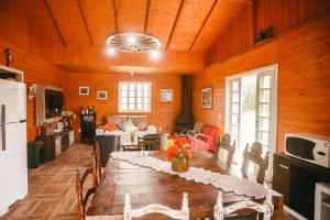 a living room with a table and a couch at Pousada recanto entre Rios Casa Vó Silvina in Urubici