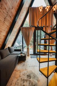 Posezení v ubytování Campulung Chalets