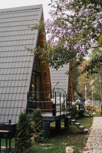 Cette petite maison dispose d'un balcon. dans l'établissement Campulung Chalets, à Bughea de Sus