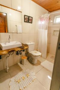 a bathroom with a sink and a toilet at Pousada recanto entre Rios Casa Vó Silvina in Urubici +22 photos