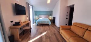 uma sala de estar com uma cama e um sofá em IL RIFUGIO DI GASTONE - Monte Amiata - em Castel del Piano