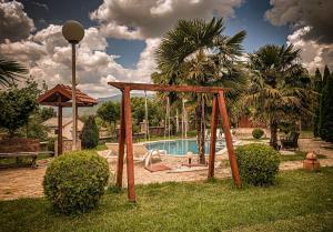 - une aire de jeux dans une cour avec une piscine dans l'établissement Vila Exotic, à Kavadartsi