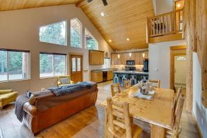 Cabin Creek的住宿－Pet-Friendly Easton Cabin with Deck and Fire Pit!，客厅配有沙发和桌子