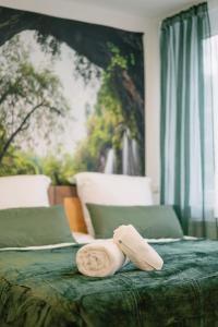 un par de toallas sentadas encima de una cama en Modernes 2-Zimmer Themen-Apartment "Frankenwald" im Zentrum, en Bayreuth