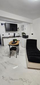 un soggiorno con un tavolo e una cucina di Rarina House a Braşov