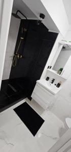 bagno con pavimento in bianco e nero di Rarina House a Braşov