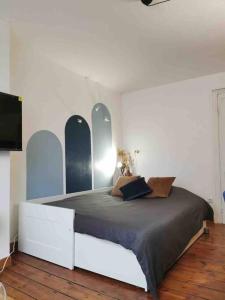 1 dormitorio con 1 cama grande en una habitación en L’Elégant, en Douai